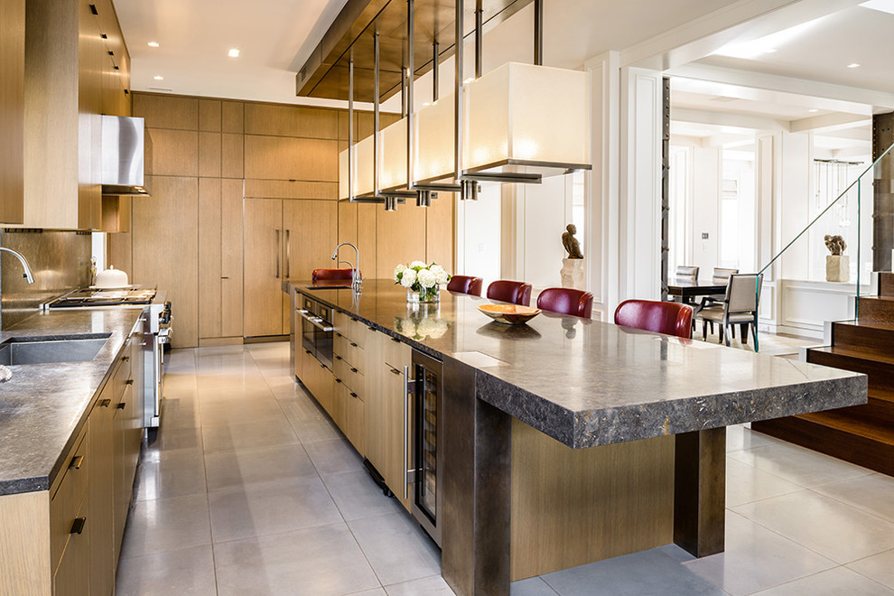 Ejemplo de cocina comedor contemporánea con fregadero bajoencimera, armarios con paneles lisos, puertas de armario de madera clara y electrodomésticos de acero inoxidable