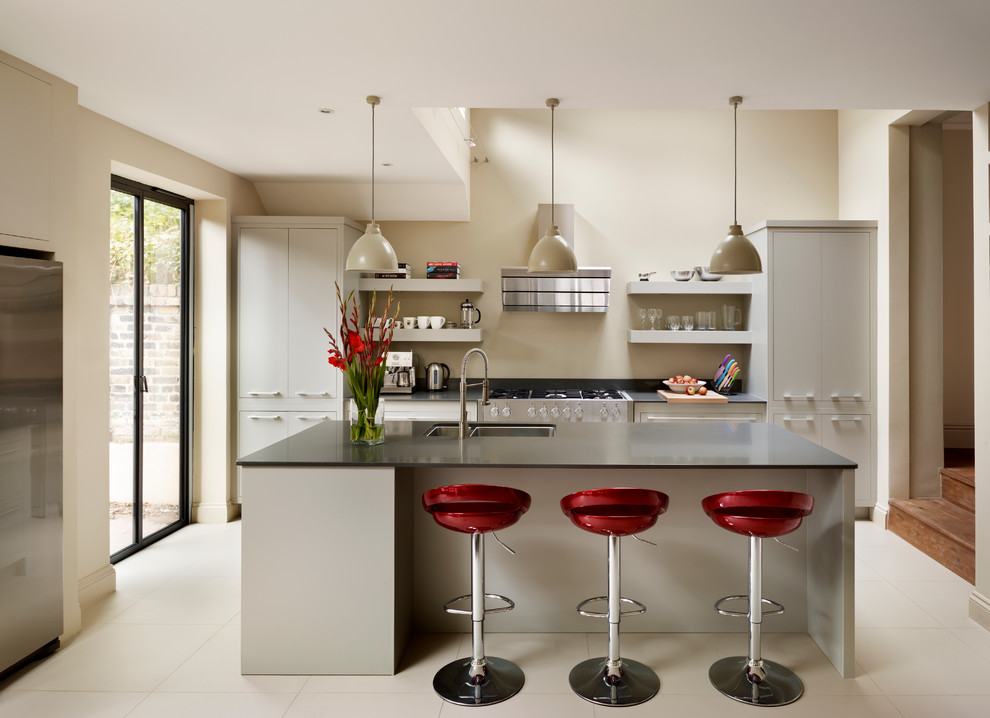 Mittelgroße Moderne Küchenbar mit Doppelwaschbecken, flächenbündigen Schrankfronten, grauen Schränken und Kücheninsel in London