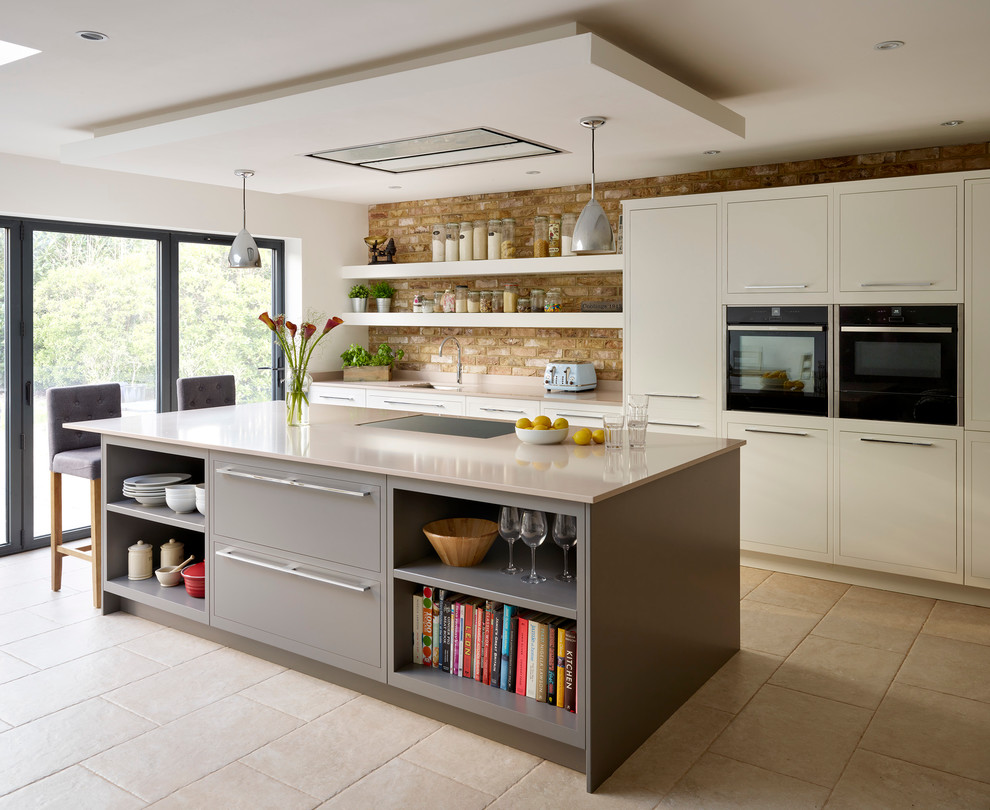 Moderne Küche mit Unterbauwaschbecken, offenen Schränken, schwarzen Elektrogeräten und Kücheninsel in London