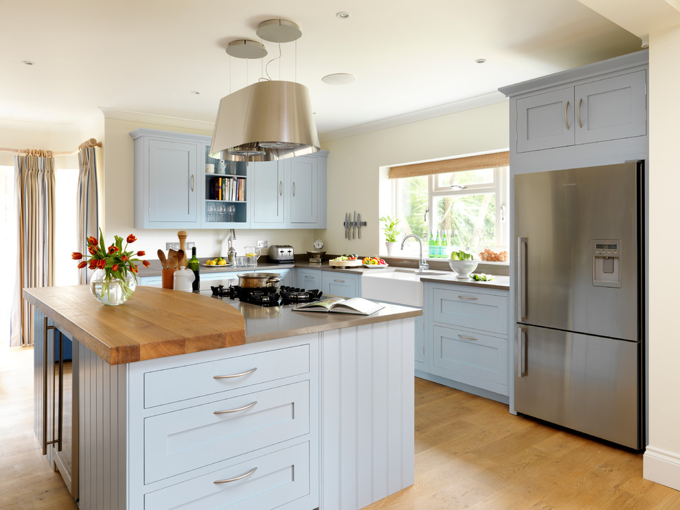 Example of a country kitchen design in London