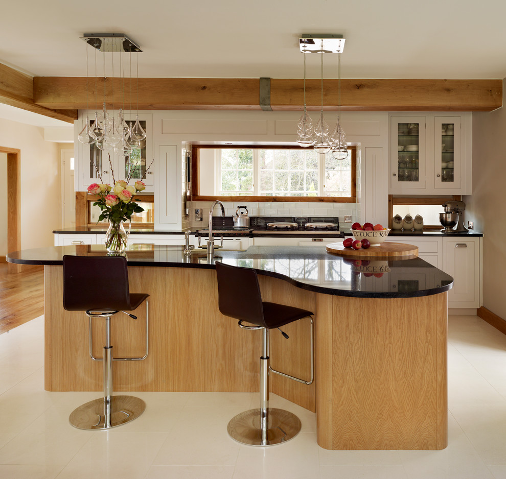 Zweizeilige Moderne Küche mit Glasfronten, Küchenrückwand in Weiß, Rückwand aus Metrofliesen und Kücheninsel in London