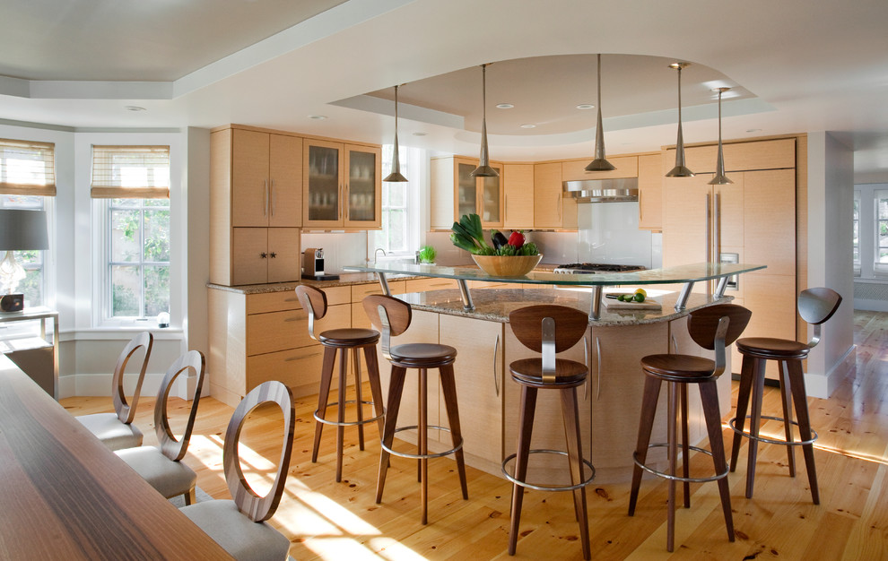 Klassische Wohnküche mit flächenbündigen Schrankfronten, hellen Holzschränken, Küchenrückwand in Weiß, Glasrückwand, hellem Holzboden und Kücheninsel in Boston
