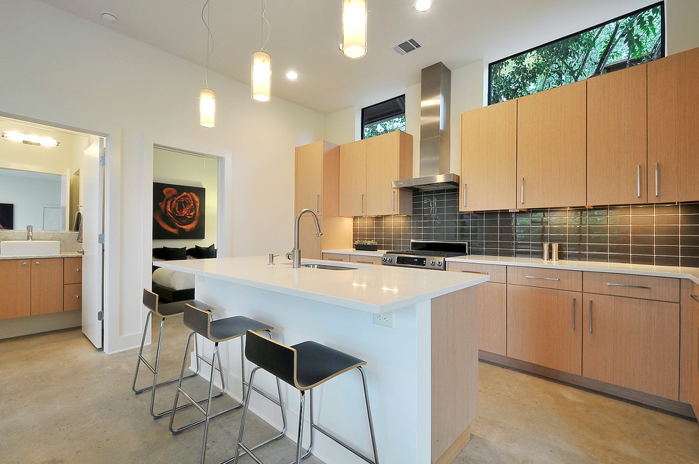 Bild på ett funkis kök, med en undermonterad diskho, släta luckor, skåp i mellenmörkt trä, bänkskiva i kvarts, brunt stänkskydd, stänkskydd i glaskakel och rostfria vitvaror