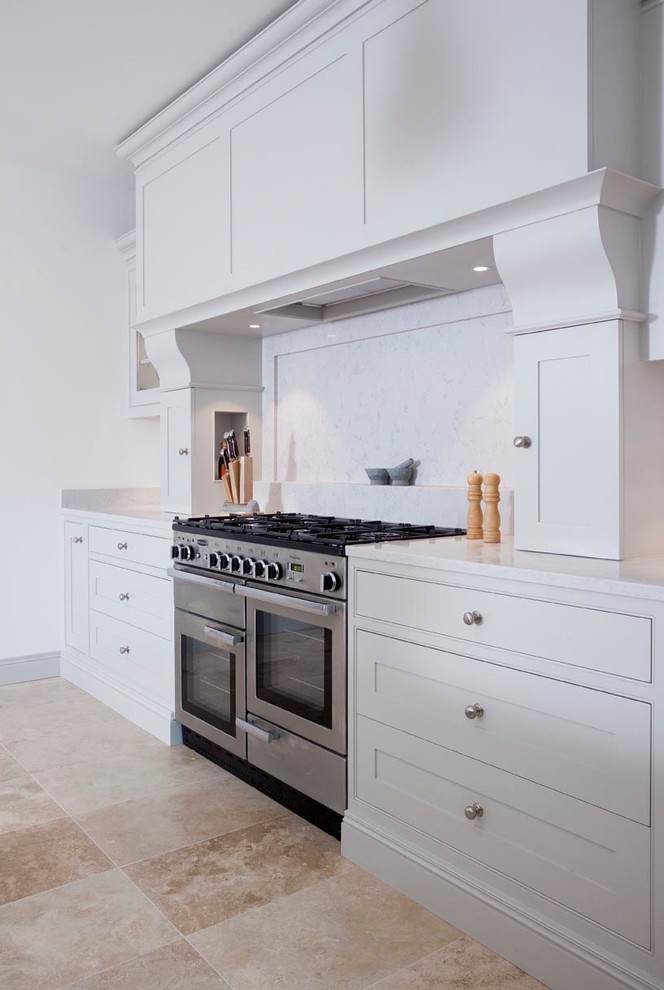 Bild på ett funkis kök, med en undermonterad diskho, skåp i shakerstil, grå skåp, bänkskiva i kvarts, stänkskydd i sten, marmorgolv och en köksö