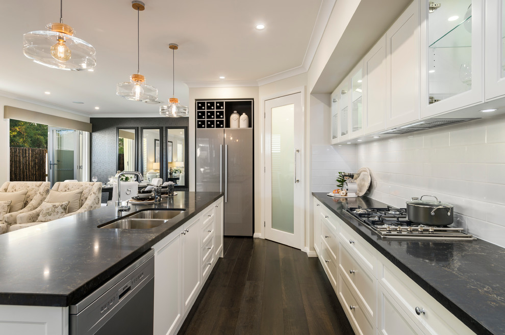 Mittelgroße Küche mit Doppelwaschbecken, Küchenrückwand in Weiß, Küchengeräten aus Edelstahl, dunklem Holzboden und Kücheninsel in Brisbane