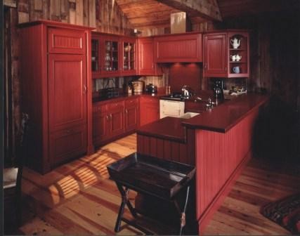 Kleine Rustikale Wohnküche in U-Form mit Landhausspüle, Kassettenfronten, roten Schränken, Arbeitsplatte aus Holz, Küchenrückwand in Rot, Rückwand aus Porzellanfliesen, Elektrogeräten mit Frontblende, hellem Holzboden und Kücheninsel in Denver