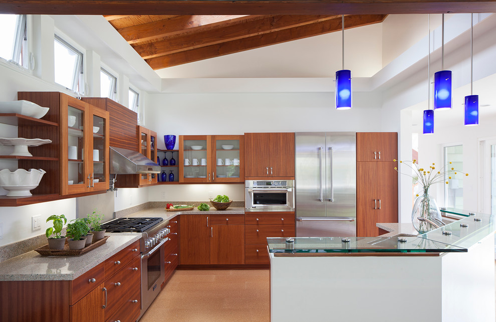 Moderne Küche mit Glas-Arbeitsplatte und Küchengeräten aus Edelstahl in Hawaii