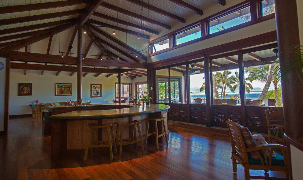 Example of a kitchen design in Hawaii