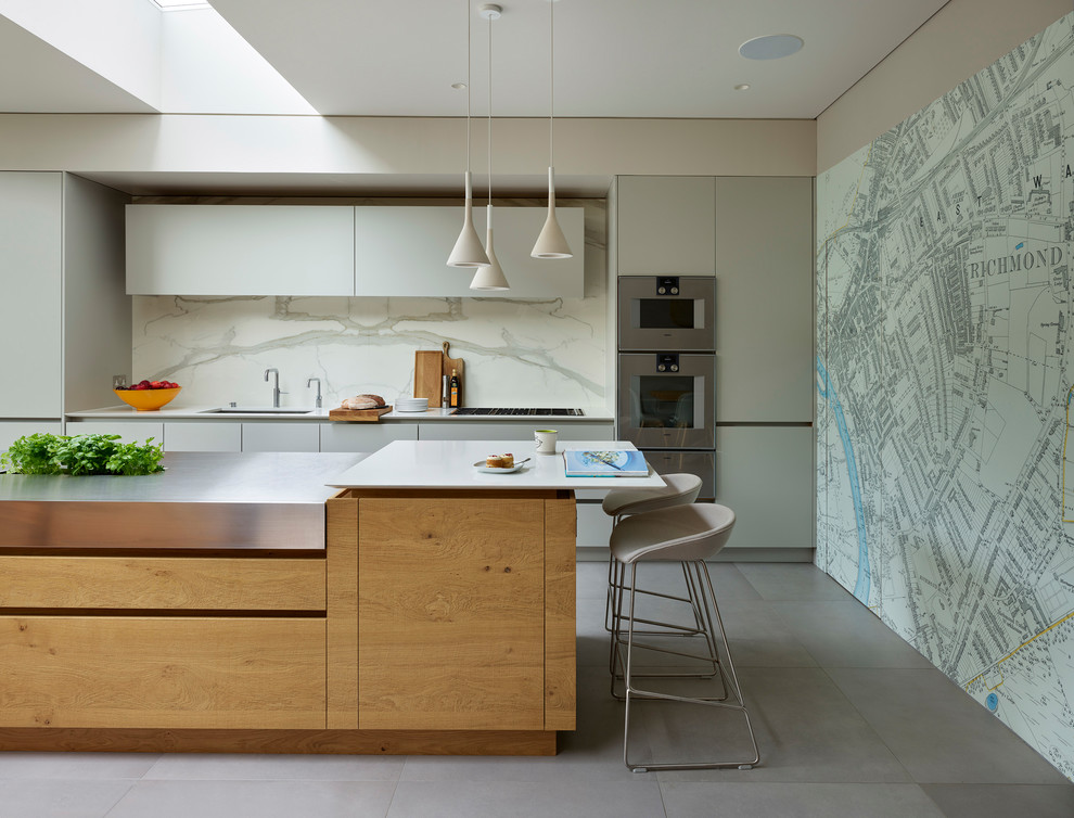 Modern inredning av ett stort vit linjärt vitt kök, med släta luckor, bänkskiva i koppar, vitt stänkskydd, en köksö, grått golv, en undermonterad diskho och grå skåp