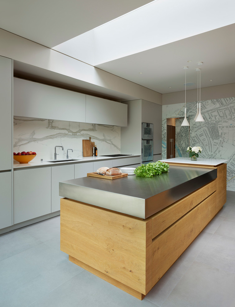 Immagine di una grande cucina design con ante lisce, ante blu, top in superficie solida, paraspruzzi bianco, pavimento grigio e top bianco