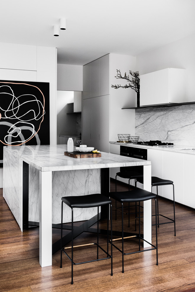 Moderne Küche mit flächenbündigen Schrankfronten, weißen Schränken, Küchenrückwand in Grau, dunklem Holzboden, Kücheninsel, braunem Boden und grauer Arbeitsplatte in Melbourne