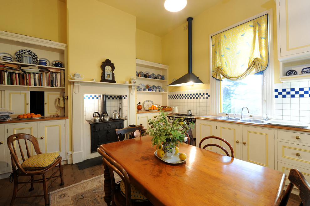 アデレードにある広いトラディショナルスタイルのおしゃれなキッチン (ダブルシンク、インセット扉のキャビネット、白いキャビネット、木材カウンター、白いキッチンパネル、モザイクタイルのキッチンパネル、無垢フローリング、アイランドなし) の写真