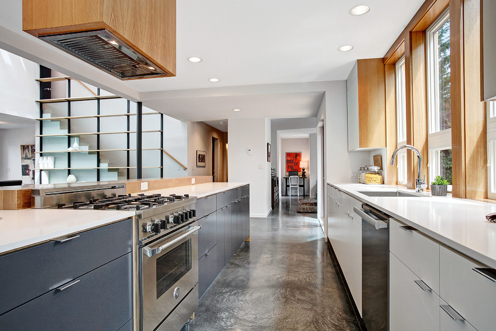 Offene, Zweizeilige Moderne Küche mit Unterbauwaschbecken, flächenbündigen Schrankfronten, grauen Schränken, Küchengeräten aus Edelstahl und Kücheninsel in Seattle