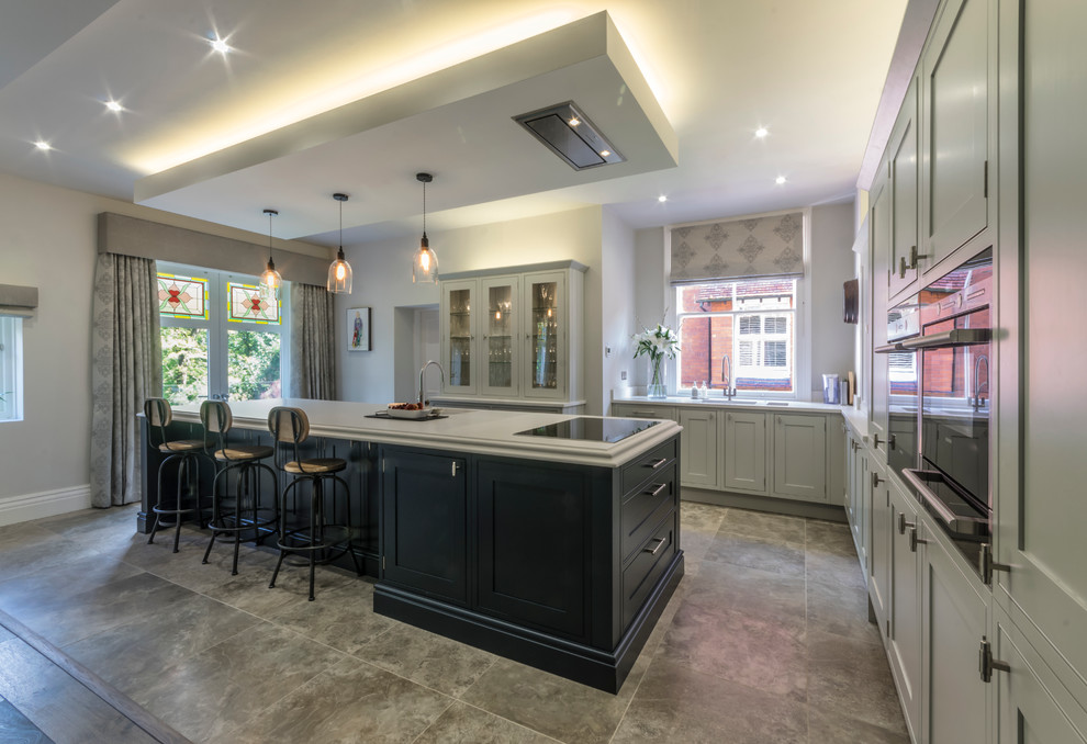 Exempel på ett mellanstort modernt kök och matrum, med en undermonterad diskho, luckor med upphöjd panel, grå skåp, marmorbänkskiva och en köksö