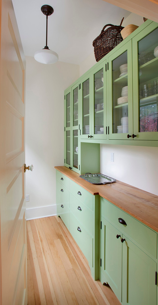 Foto di una cucina classica con ante di vetro, ante verdi e top in legno