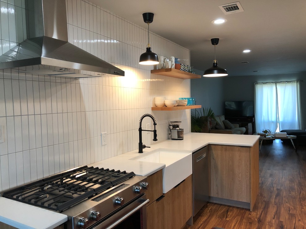 Photo of a modern kitchen in Austin.
