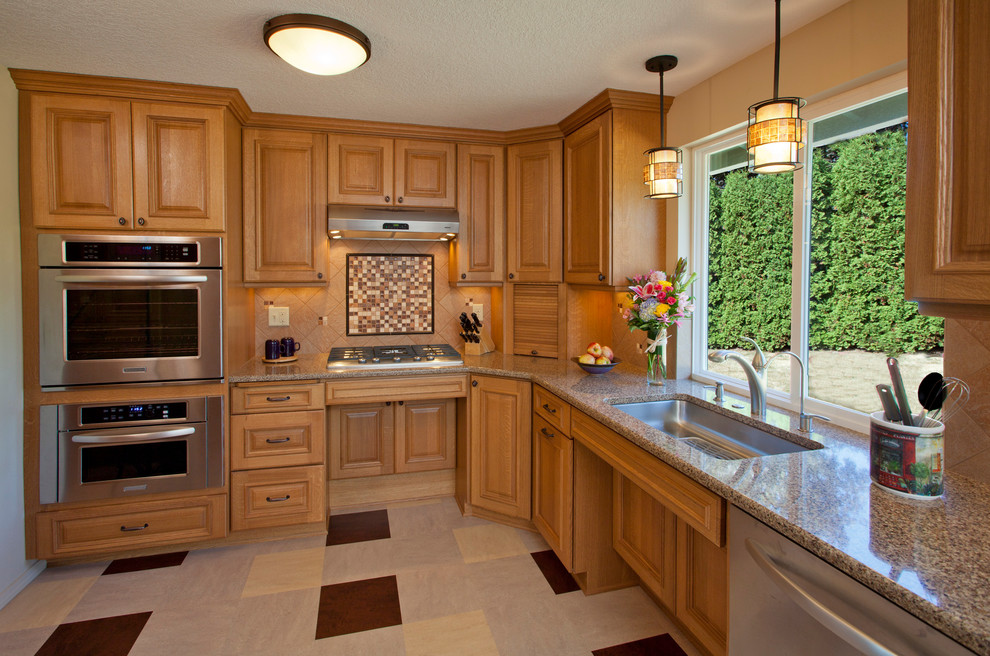 Kitchen - contemporary kitchen idea in Portland