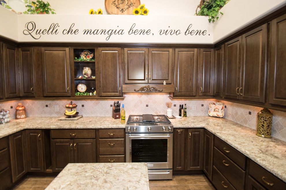 Exempel på ett mellanstort klassiskt u-kök, med en undermonterad diskho, luckor med upphöjd panel, bruna skåp, bänkskiva i kvarts, beige stänkskydd, stänkskydd i stenkakel, rostfria vitvaror, klinkergolv i porslin och en köksö