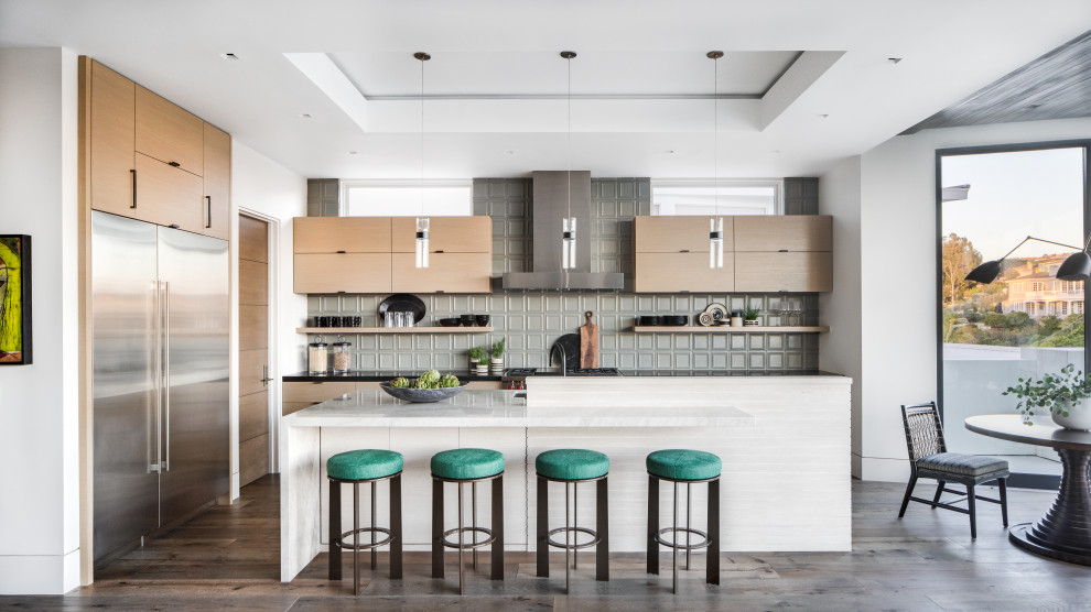 Foto di una cucina design con ante lisce, ante in legno chiaro, paraspruzzi grigio, elettrodomestici in acciaio inossidabile, parquet scuro, pavimento marrone e top nero