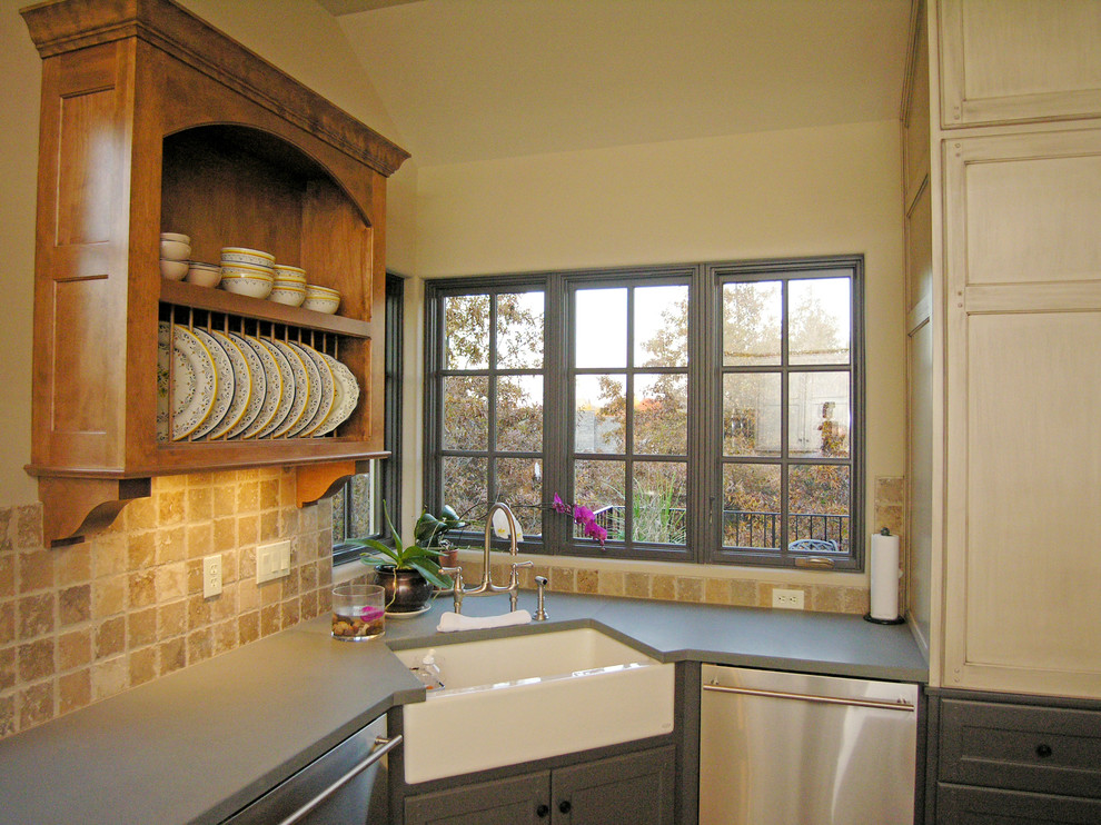 Exempel på ett medelhavsstil kök, med skåp i ljust trä, beige stänkskydd, stänkskydd i stenkakel och rostfria vitvaror