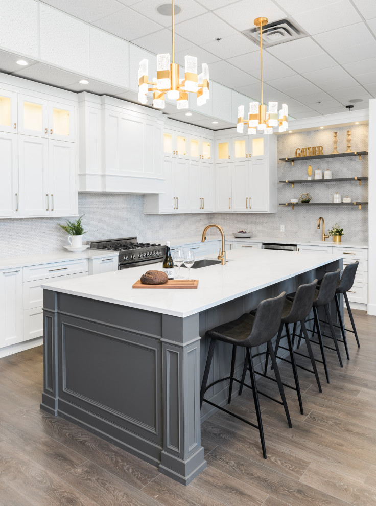 Diseño de cocina comedor minimalista con fregadero bajoencimera, armarios estilo shaker, puertas de armario blancas, encimera de cuarzo compacto, salpicadero beige, electrodomésticos de acero inoxidable, una isla y encimeras blancas