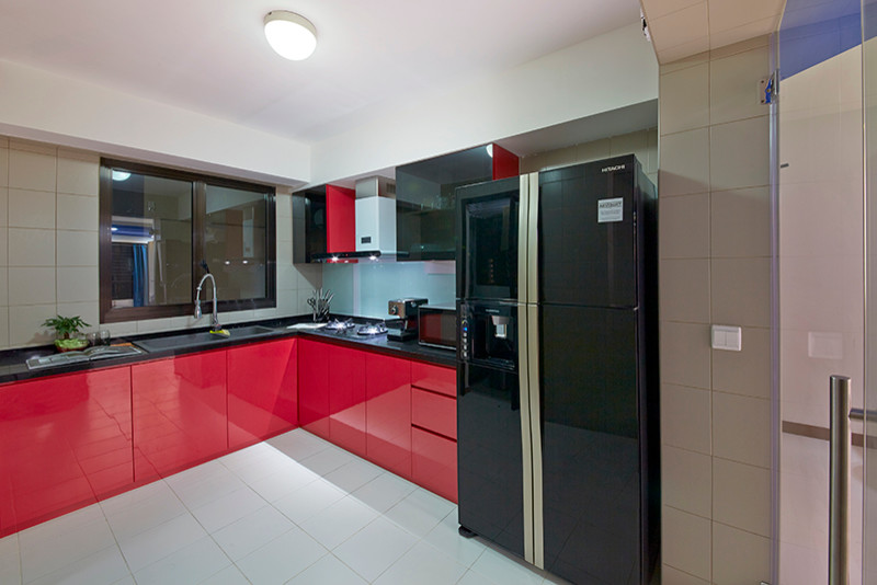 Mittelgroße Moderne Küche mit Vorratsschrank, flächenbündigen Schrankfronten, roten Schränken, Marmor-Arbeitsplatte, bunter Rückwand, Keramikboden und zwei Kücheninseln in Singapur