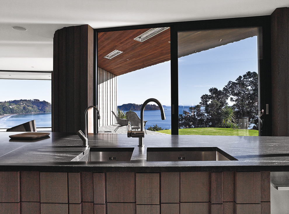 Foto de cocina contemporánea abierta con puertas de armario de madera oscura y electrodomésticos de acero inoxidable