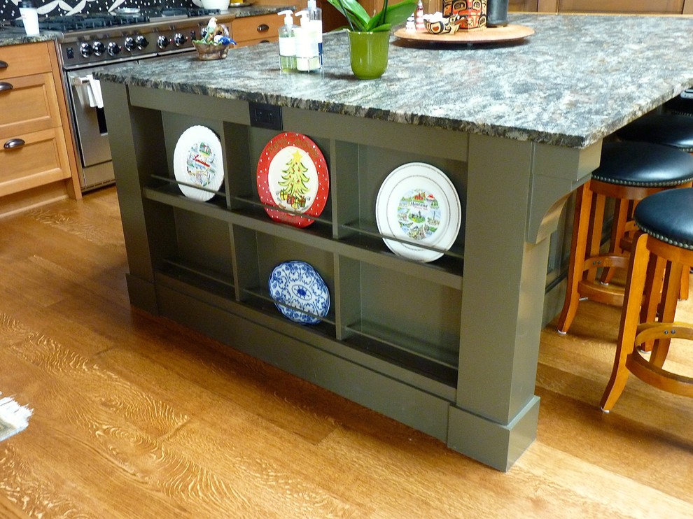 Exempel på ett amerikanskt kök, med en rustik diskho, skåp i shakerstil, gröna skåp, granitbänkskiva och rostfria vitvaror