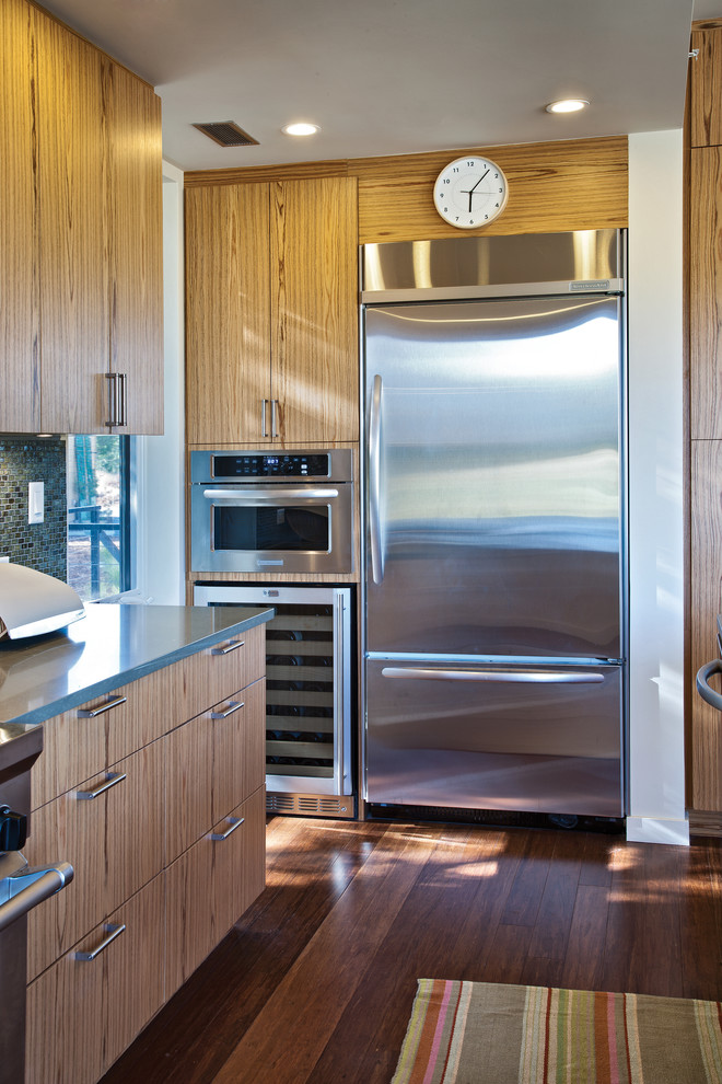 サンフランシスコにある高級な広いコンテンポラリースタイルのおしゃれなキッチン (フラットパネル扉のキャビネット、淡色木目調キャビネット、グレーのキッチンパネル、セラミックタイルのキッチンパネル、シルバーの調理設備、無垢フローリング) の写真