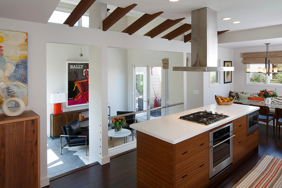 Zweizeilige Moderne Wohnküche mit flächenbündigen Schrankfronten, hellbraunen Holzschränken, Küchengeräten aus Edelstahl und dunklem Holzboden in San Francisco