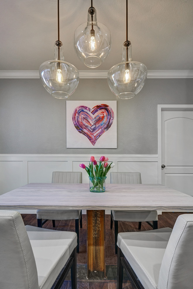 Foto di una grande sala da pranzo aperta verso la cucina tradizionale con pavimento in legno massello medio