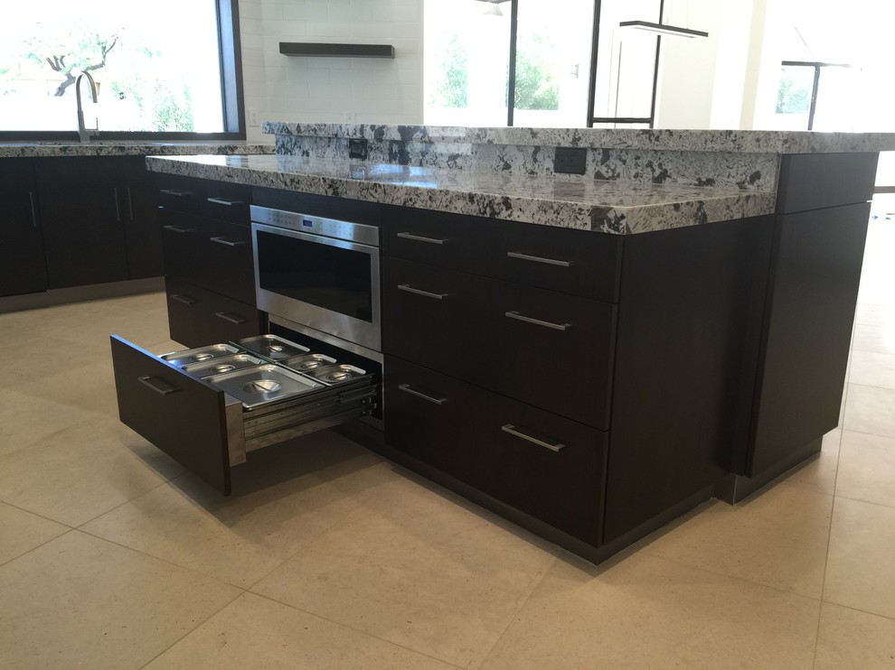 Immagine di una grande cucina minimal con elettrodomestici in acciaio inossidabile e pavimento con piastrelle in ceramica