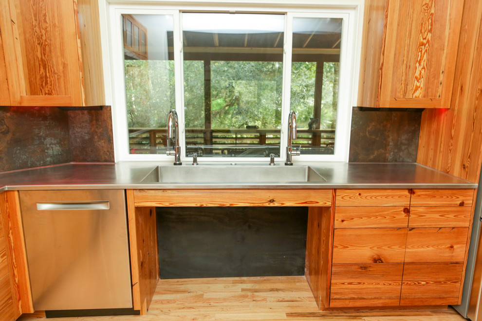Пример оригинального дизайна: угловая кухня в современном стиле с обеденным столом, фасадами в стиле шейкер и островом