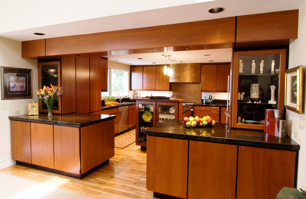 Idéer för ett mellanstort modernt kök, med en dubbel diskho, släta luckor, skåp i mörkt trä, granitbänkskiva, rostfria vitvaror, ljust trägolv, en köksö och brunt golv