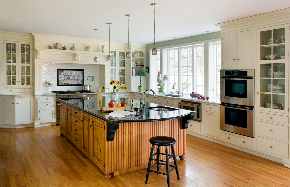 Источник вдохновения для домашнего уюта: угловая кухня в классическом стиле с обеденным столом, врезной мойкой, плоскими фасадами, белыми фасадами, техникой из нержавеющей стали и окном