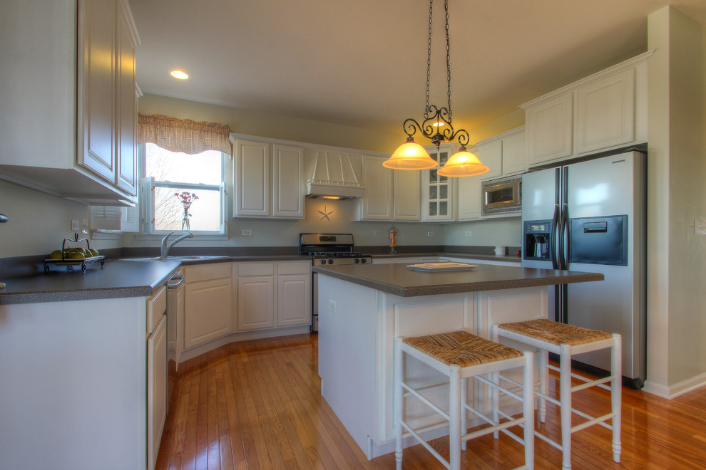 Elegant kitchen photo in Chicago