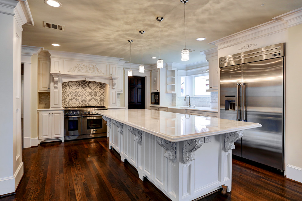 Exempel på ett mellanstort amerikanskt kök, med en rustik diskho, luckor med upphöjd panel, vita skåp, marmorbänkskiva, vitt stänkskydd, stänkskydd i mosaik, rostfria vitvaror, mellanmörkt trägolv och en köksö