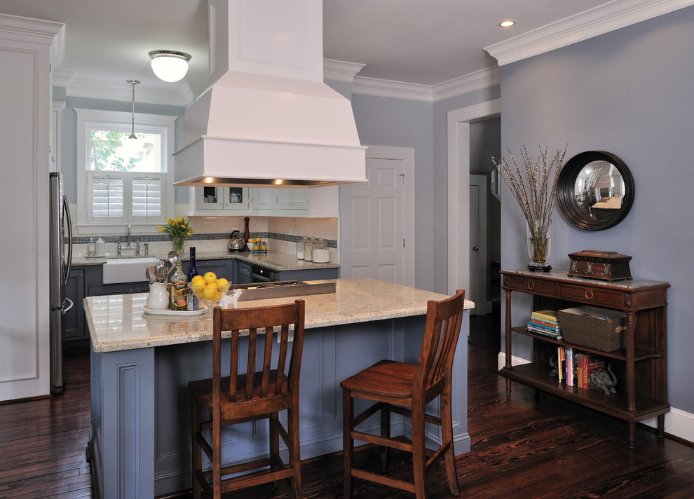 Klassische Küchenbar mit Landhausspüle, Granit-Arbeitsplatte, Küchenrückwand in Weiß, Küchengeräten aus Edelstahl und Rückwand aus Metrofliesen in Houston