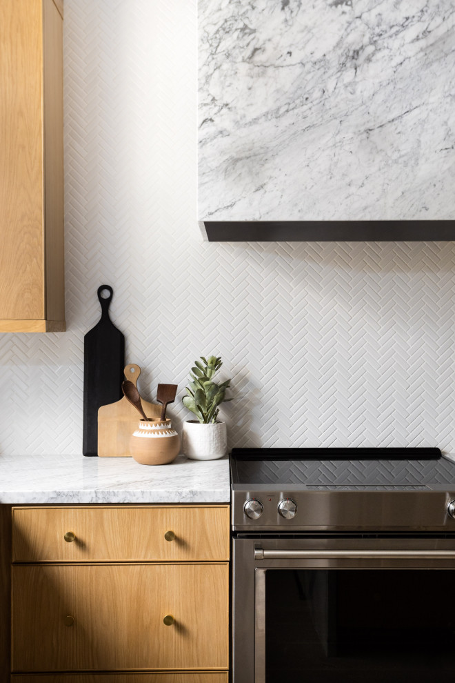 Exempel på ett skandinaviskt grå grått kök, med släta luckor, skåp i mellenmörkt trä, marmorbänkskiva, vitt stänkskydd, stänkskydd i mosaik, rostfria vitvaror, en köksö och grått golv