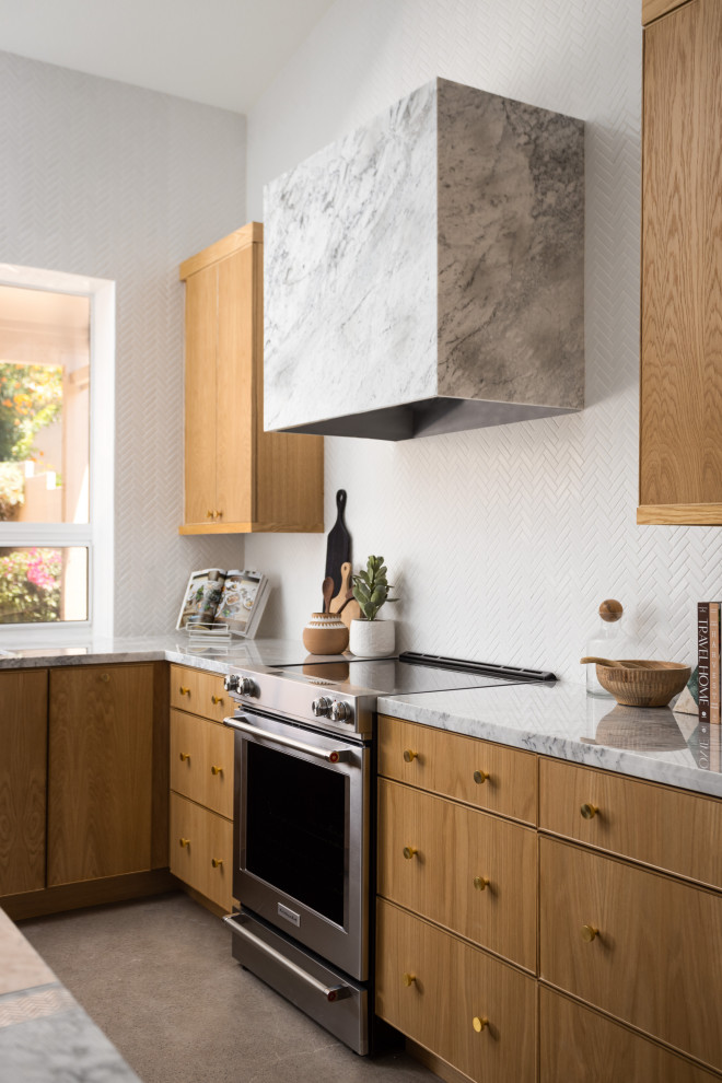 Idéer för ett minimalistiskt grå kök, med släta luckor, skåp i mellenmörkt trä, marmorbänkskiva, vitt stänkskydd, stänkskydd i mosaik, rostfria vitvaror, en köksö och grått golv