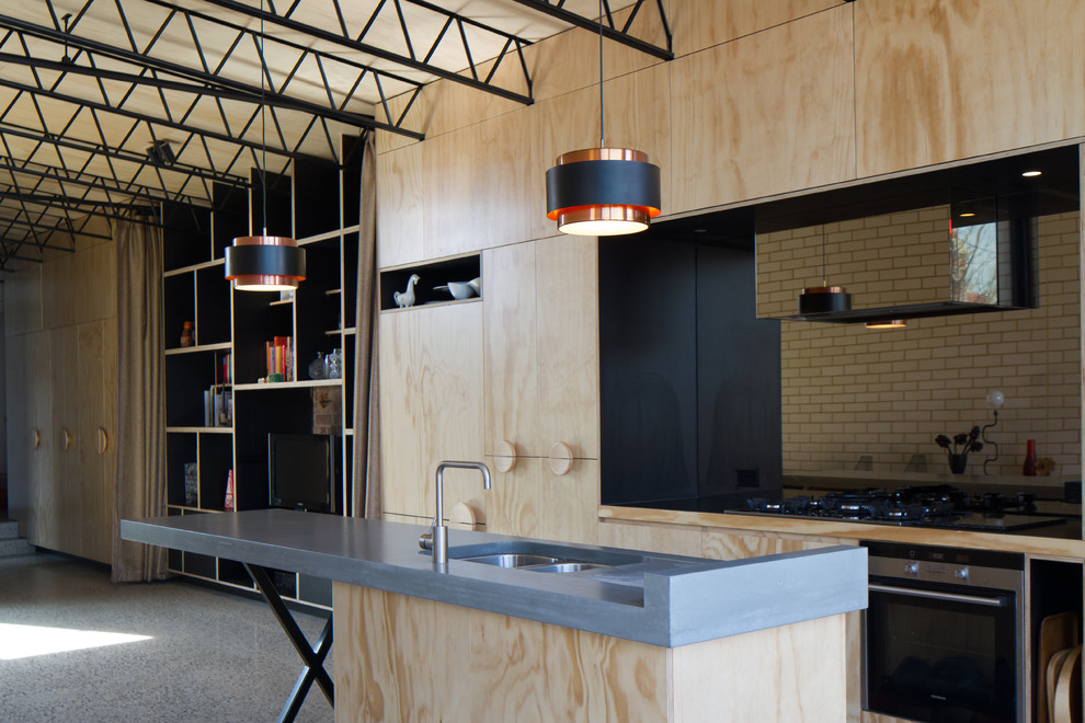 Идея дизайна: кухня в современном стиле с двойной мойкой, зеркальным фартуком, островом, плоскими фасадами и светлыми деревянными фасадами