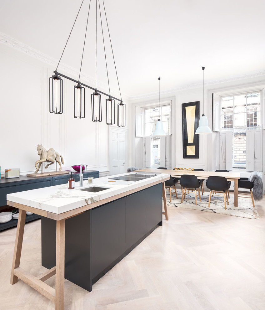Moderne Wohnküche mit Unterbauwaschbecken, Marmor-Arbeitsplatte, hellem Holzboden, Kücheninsel und beigem Boden in Edinburgh