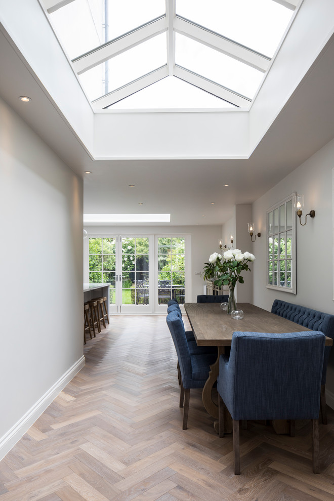 Mittelgroße Klassische Wohnküche mit braunem Holzboden und braunem Boden in London