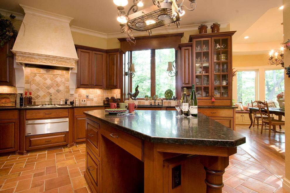 Exempel på ett klassiskt kök, med luckor med upphöjd panel och stänkskydd i travertin