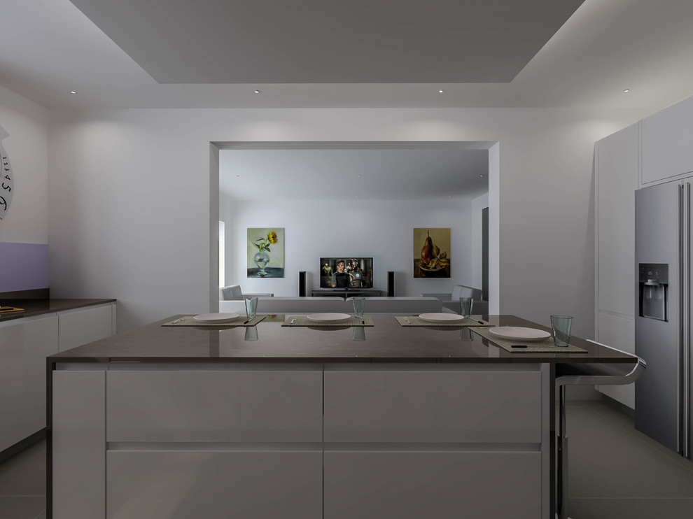 Exempel på ett stort modernt kök, med en enkel diskho, släta luckor, bruna skåp, bänkskiva i kvartsit, stänkskydd med metallisk yta, glaspanel som stänkskydd, svarta vitvaror, klinkergolv i porslin, en köksö och grått golv