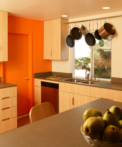 Idéer för ett mellanstort modernt grå kök, med en dubbel diskho, släta luckor, skåp i ljust trä, rostfria vitvaror, klinkergolv i keramik, en halv köksö, orange golv, bänkskiva i kvarts och grått stänkskydd