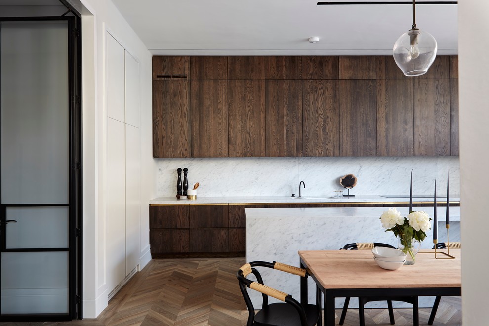 Immagine di una cucina contemporanea con top in marmo, elettrodomestici da incasso e ante in legno bruno