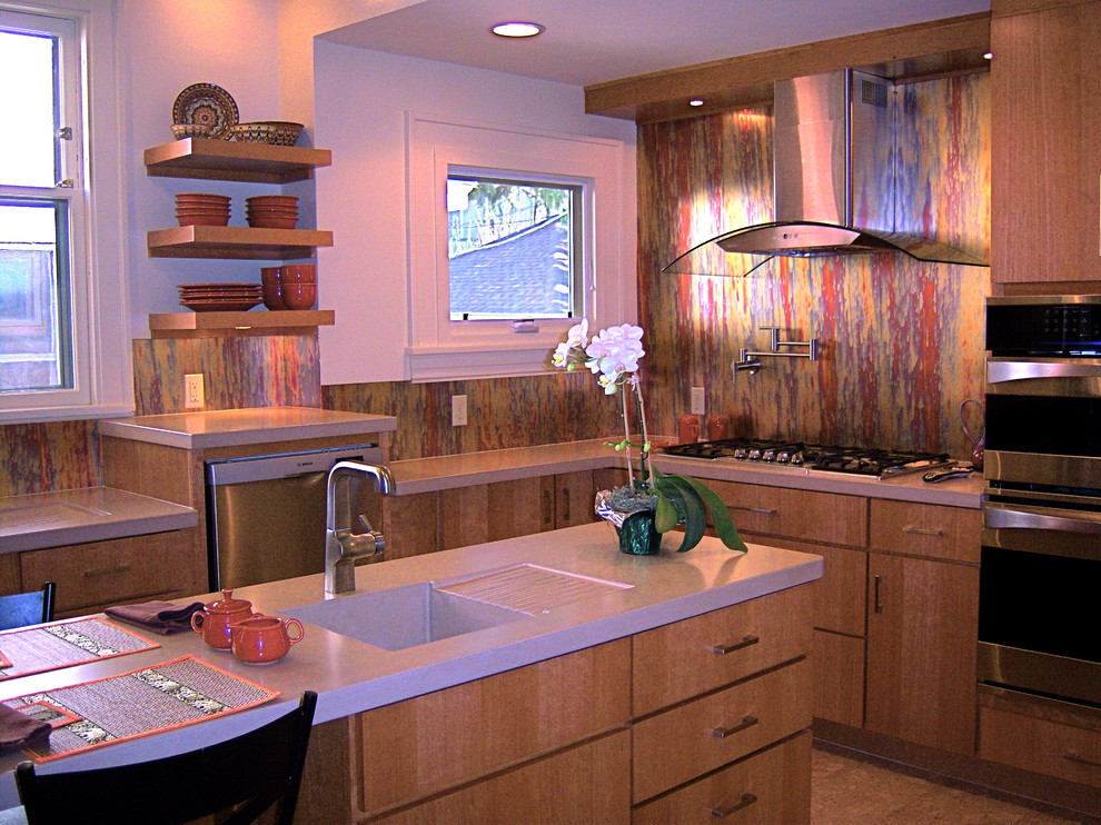 Пример оригинального дизайна: кухня в стиле неоклассика (современная классика) с монолитной мойкой, фасадами цвета дерева среднего тона, столешницей из бетона, фартуком цвета металлик, пробковым полом и двумя и более островами