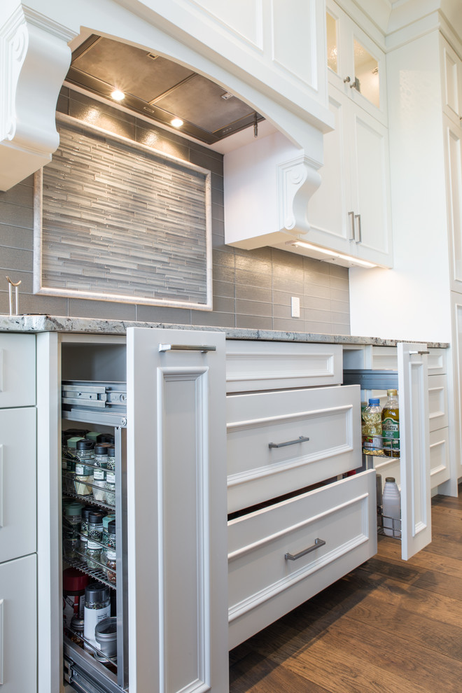 Heritage Lake House トラディショナル キッチン カルガリー Avid Interior Design