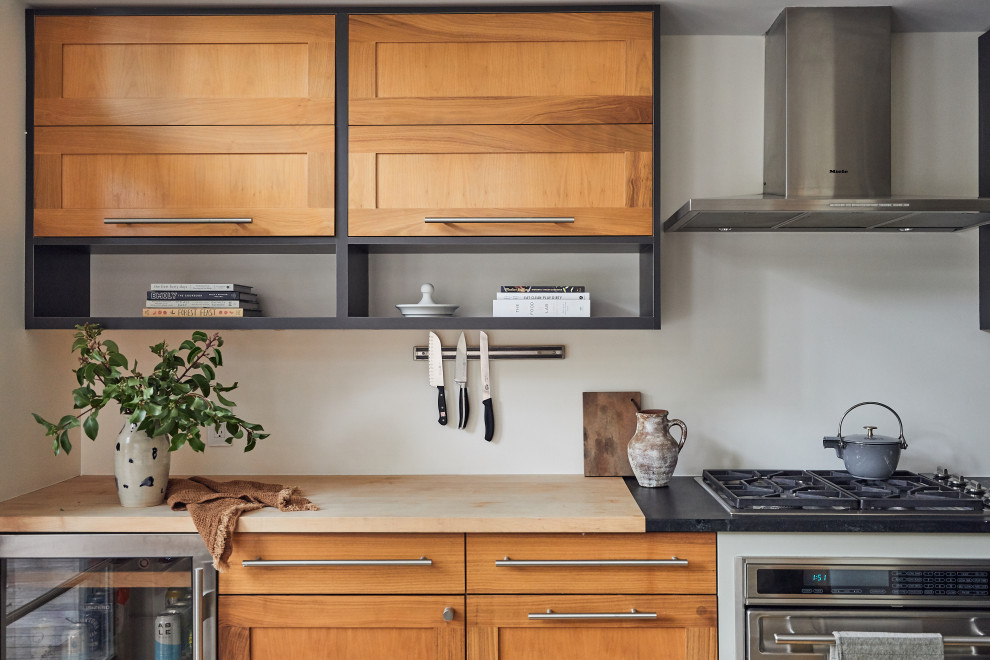 Große Moderne Küche mit Schrankfronten im Shaker-Stil, hellbraunen Holzschränken, Arbeitsplatte aus Holz und beiger Arbeitsplatte in Minneapolis